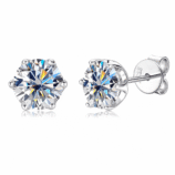 Fenroe Studs-oorbellen met moissaniet in 925 sterling zilver, afgebeeld van voren en van opzij