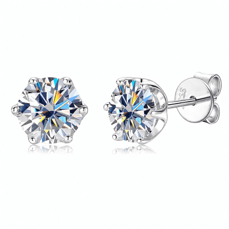 Fenroe Studs-oorbellen met moissaniet in 925 sterling zilver, afgebeeld van voren en van opzij