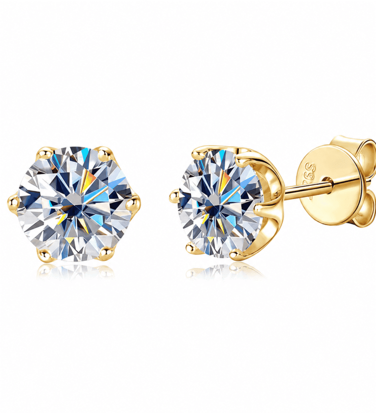 Pendientes Fenroe Studs de moissanita en tono dorado, mostrados desde delante y de perfil