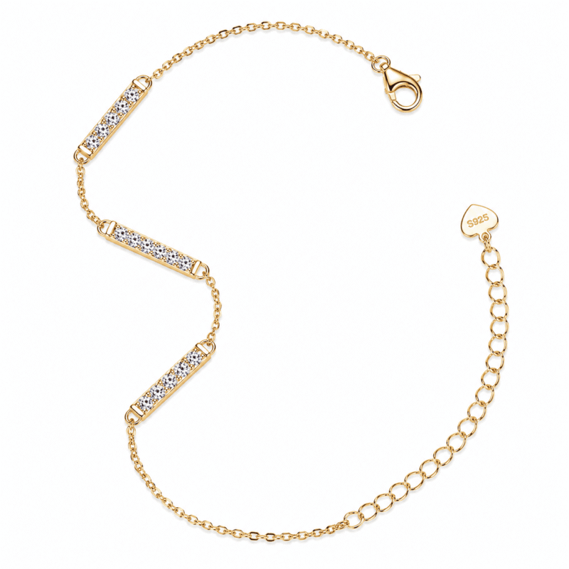 Gros plan sur les maillons en moissanite du bracelet GLAMAVERA Halvane plaqué or