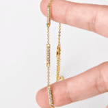Bracelet GLAMAVERA Halvane en moissanite plaquée or, présenté ouvert avec son fermoir et sa chaîne d'extension