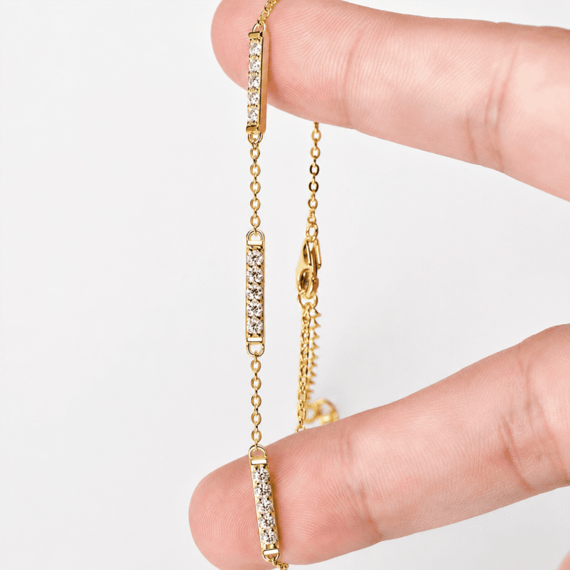 Bracelet GLAMAVERA Halvane en moissanite plaquée or, présenté ouvert avec son fermoir et sa chaîne d'extension