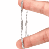 Bracelet GLAMAVERA Halvane en argent sterling 925 présenté ouvert afin de mettre en valeur les trois barrettes serties de moissanites