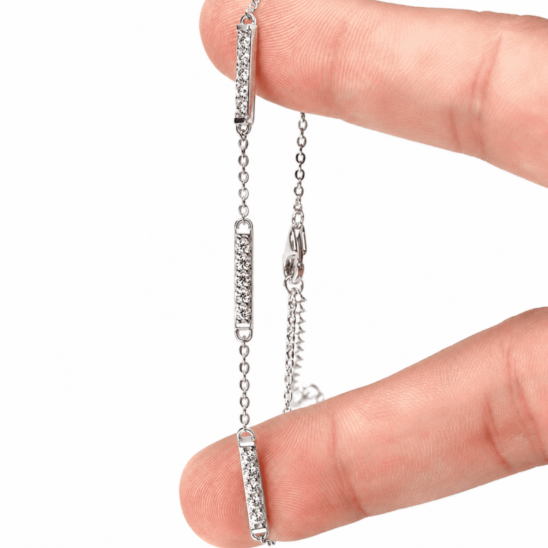 Bracelet GLAMAVERA Halvane en argent sterling 925 présenté ouvert afin de mettre en valeur les trois barrettes serties de moissanites