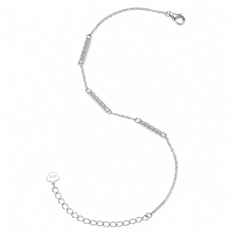 Vue complète du bracelet GLAMAVERA Halvane en argent serti de moissanites, avec fermoir et chaîne d'extension