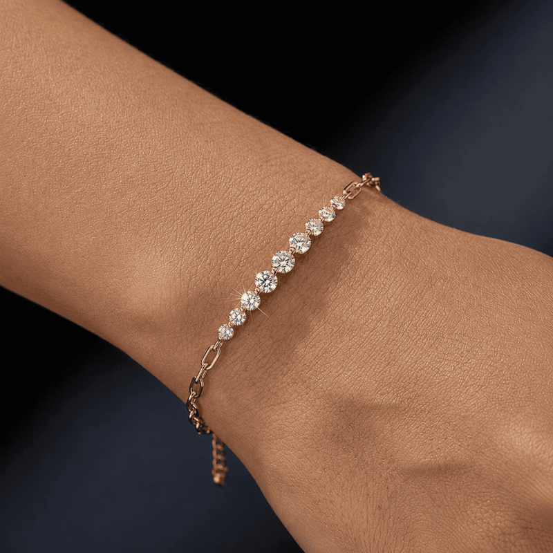 glamavera-kessane-bar-bracelet-gold-wrist-close-up Close-up of the GLAMAVERA Kessane Bar Bracelet in 14K gold-plated 925 sterling silver worn on the wrist