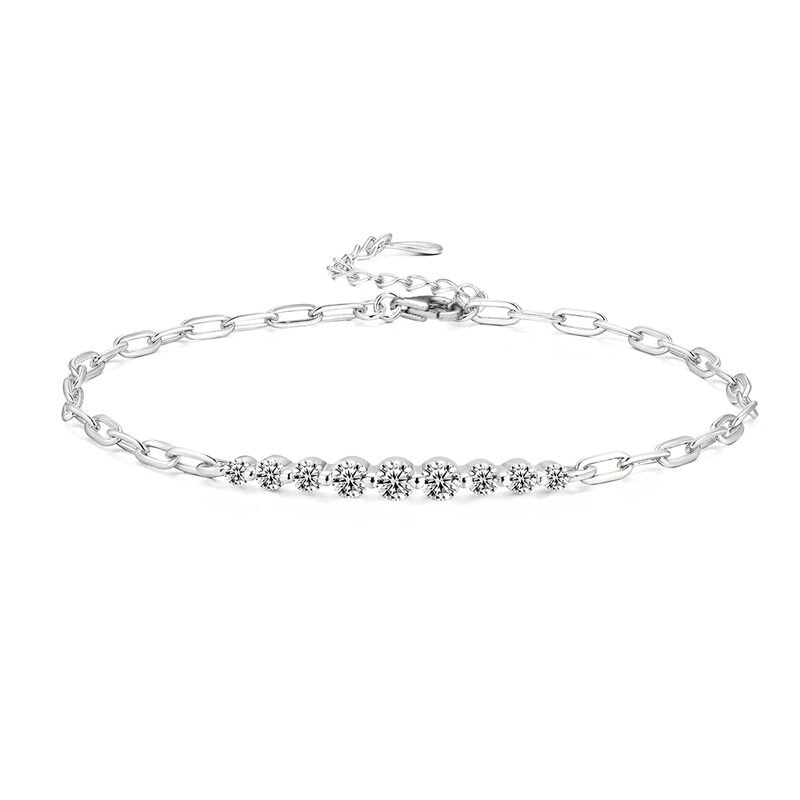 Bracciale Kessane Bar di GLAMAVERA, un bracciale tennis con moissanite in argento sterling 925 su sfondo bianco