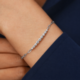 Bracciale GLAMAVERA Kessane Bar in argento sterling 925 indossato al polso con una manica blu navy