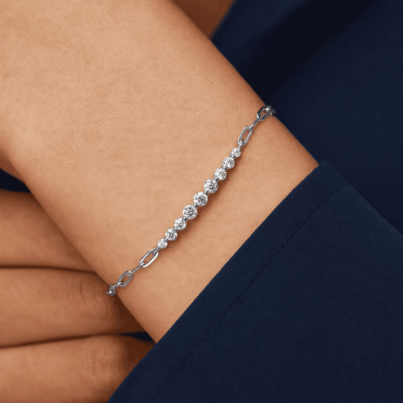 Bracciale GLAMAVERA Kessane Bar in argento sterling 925 indossato al polso con una manica blu navy