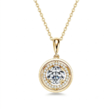 Vista frontale della collana con pendente Lyrane Halo in oro di GLAMAVERA, con una moissanite rotonda al centro e un’aureola in pavé