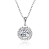 Vista frontale della collana con ciondolo Lyrane Halo in argento di GLAMAVERA, con una moissanite rotonda al centro e un halo in pavé