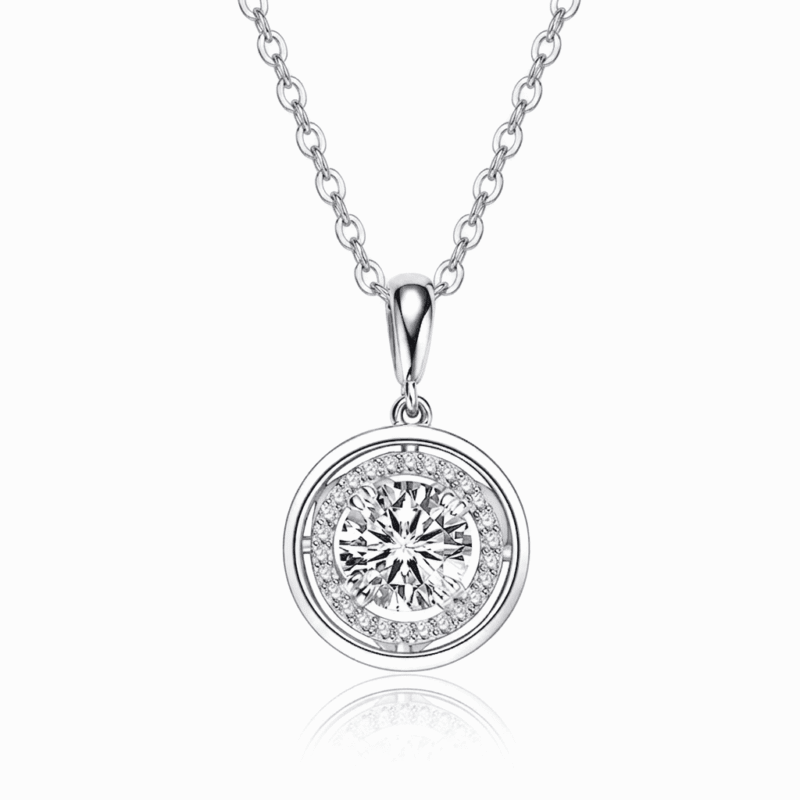Vista frontale della collana con ciondolo Lyrane Halo in argento di GLAMAVERA, con una moissanite rotonda al centro e un halo in pavé