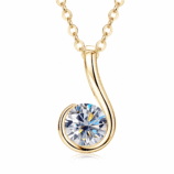 Primo piano della collana GLAMAVERA Nerine con pendente in oro e moissanite da 1 carato, con una moissanite rotonda brillante su sfondo bianco.