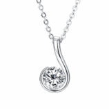 Collana "Curly" in argento con moissanite Nerine su sfondo bianco