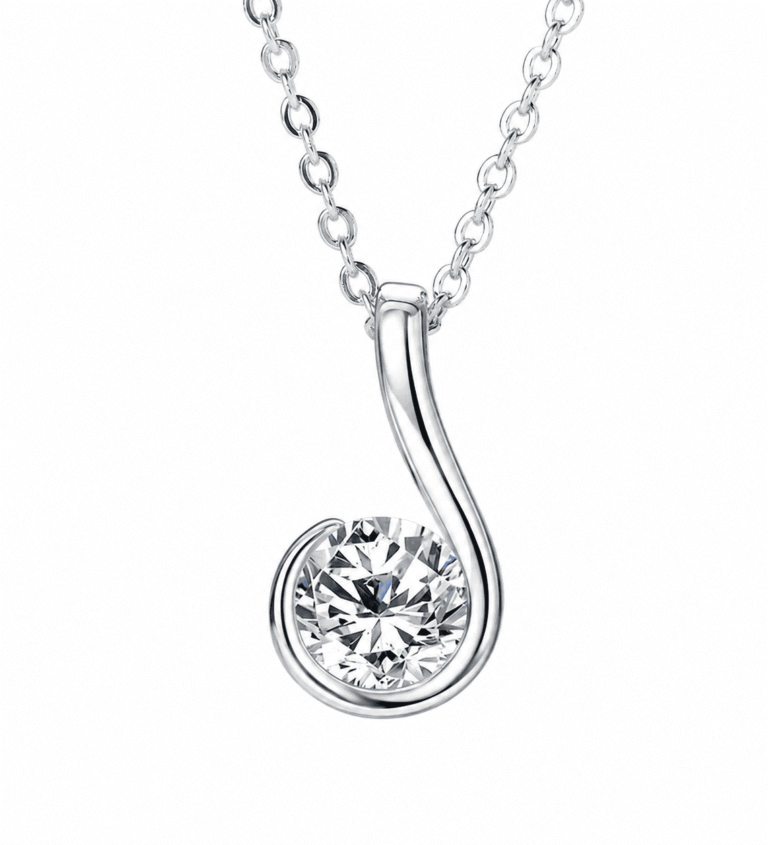 Collar «Silver Nerine Moissanite Curl» sobre fondo blanco