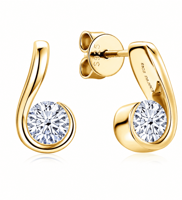 Pendientes de moissanita en tono dorado «Nerine Studs», mostrados desde delante y desde atrás