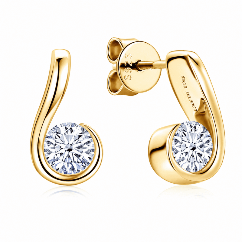 glamavera-nerine-studs-gold-front-back-view Orecchini a bottone Nerine con moissanite in finitura dorata, mostrati di fronte e di retro