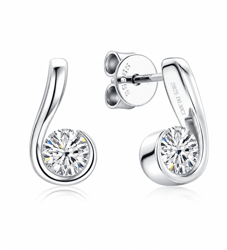 Pendientes de moissanita en forma de rizo «Nerine Studs», en plata de ley 925; vista frontal y trasera