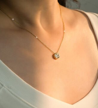 glamavera-torvane-pendant-gold-on-model Torvane yellow gold moissanite bubble necklace worn by a woman
