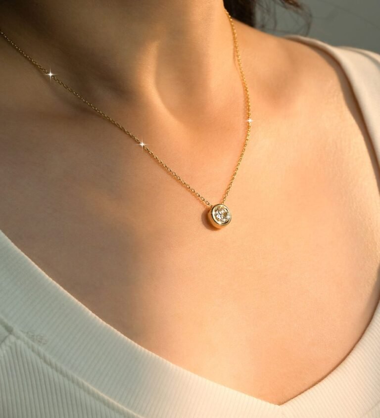 Collar «Bubble» de Torvane, en oro amarillo con moissanita, lucido por una mujer