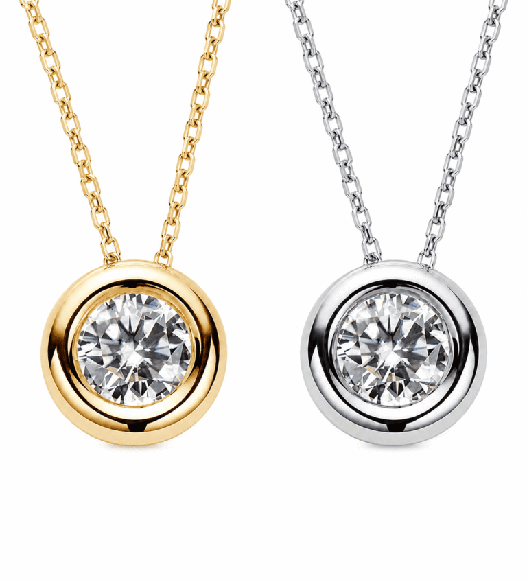 Colgante Torvane de plata en la modelo