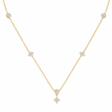 Girocollo Valenne Clover di GLAMAVERA con finitura dorata, trifoglio in moissanite da 0,90 carati e dettagli a castone