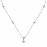 Girocollo Valenne Clover di GLAMAVERA con finitura argento, con trifoglio in moissanite da 0,90 carati e dettagli a castone
