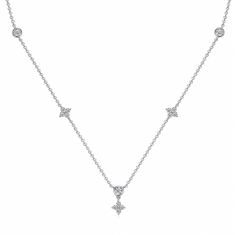 Girocollo Valenne Clover di GLAMAVERA con finitura argento, con trifoglio in moissanite da 0,90 carati e dettagli a castone