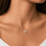 Collana Velrose Droplet con finitura dorata indossata da una modella, caratterizzata da un ciondolo con moissanite taglio brillante rotondo in argento sterling 925.