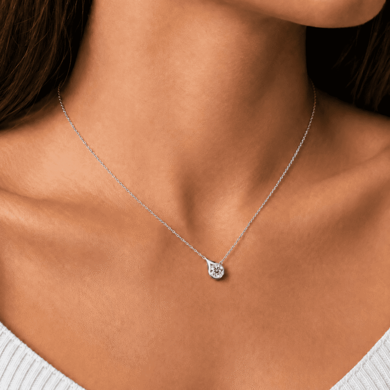 glamavera-velrose-droplet-necklace-silver-model Velrose Droplet Necklace in silver finish worn by a model, featuring a round brilliant moissanite pendant in 925 sterling silver.