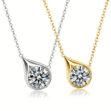 Collana Velrose Tropfen di GLAMAVERA con pendente in moissanite brillante in argento e oro su sfondo bianco