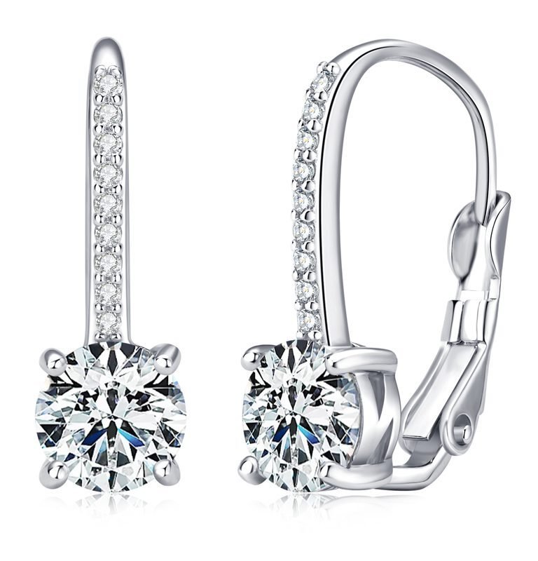 Vista frontal de los pendientes de plata con cierre de palanca «Rivane Drops», con piedras redondas brillantes de moissanita.