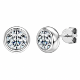 Vista frontale e laterale degli orecchini a bottone Torvane con moissanite a forma di bolla, realizzati in argento sterling 925 lucido