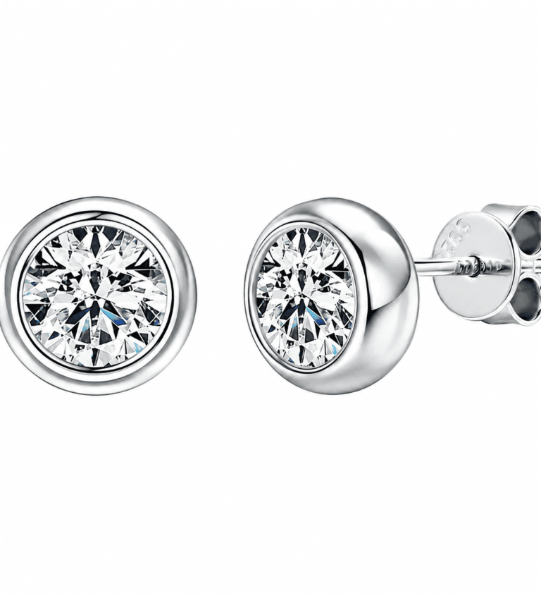 Vista frontal y lateral de los pendientes de botón «bubble» con moissanita de Torvane, en plata de ley 925 pulida